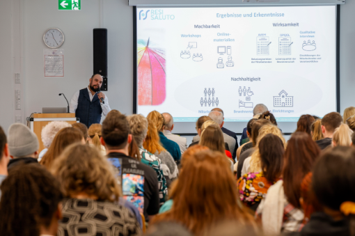 Dr. Daniel Tucman (DIP) beim Vortrag